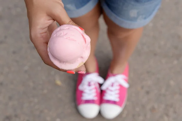Ice cream in hand — Stock Photo, Image