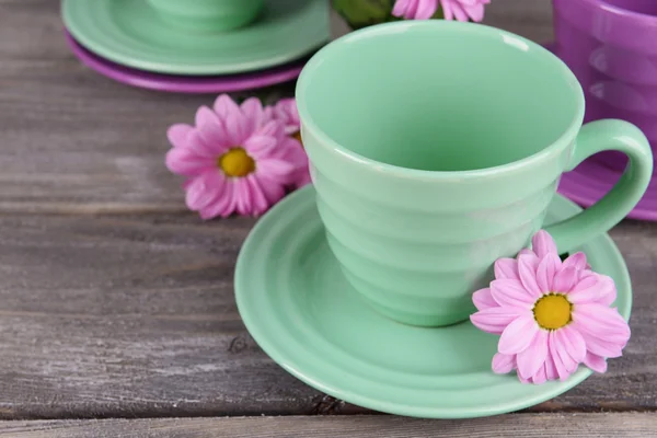 Copas y platillos con flores —  Fotos de Stock