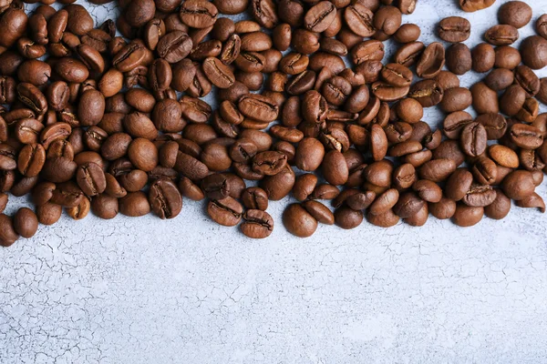 Grãos de café na cor de fundo de madeira — Fotografia de Stock