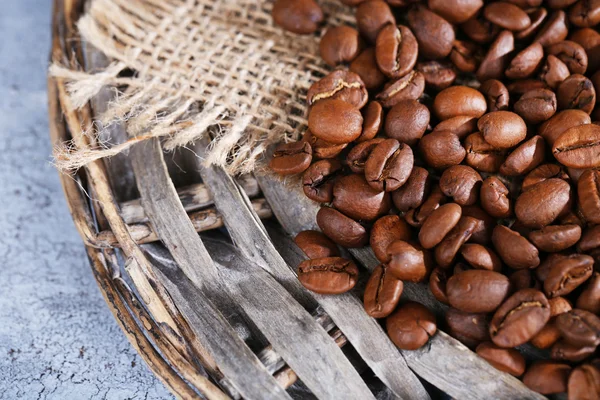 Kaffebönor på wicker matta — Stockfoto
