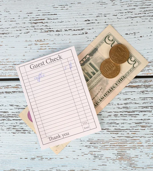 Cheque e dinheiro na mesa — Fotografia de Stock