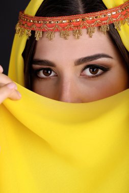koyu arka plan üzerinde güzel oryantal kız