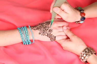 Renk kumaş zemin üzerine el Mehndi uygulayarak işlemi