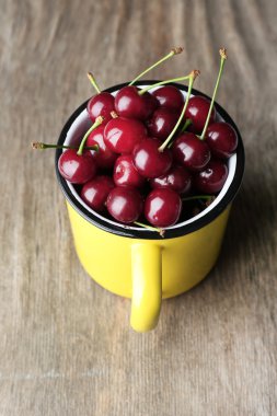 kiraz ahşap zemin üzerinde kupa