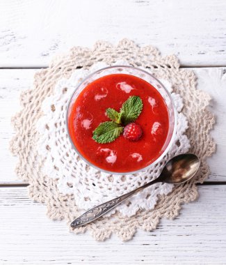 Bir bardak ahududu püresi.