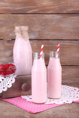 Ahududu güler yüzlü şişe