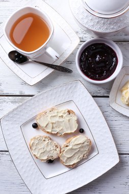 taze ekmek ve ahşap zemin üzerinde plaka üzerinde ev yapımı tereyağı