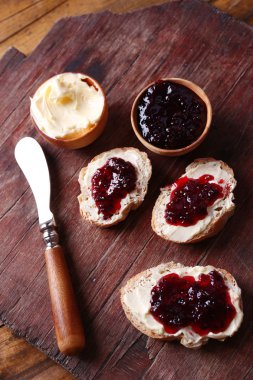 taze ekmek ile ev yapımı tereyağı ve blackcurrant jam ahşap arka plan üzerinde