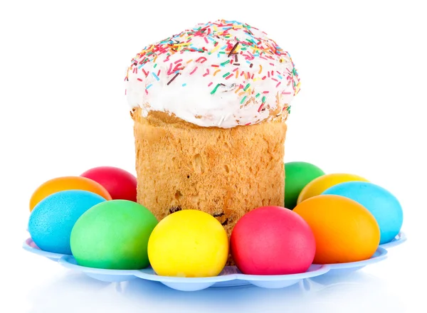Dulces pasteles de Pascua con huevos coloridos aislados en blanco — Foto de Stock