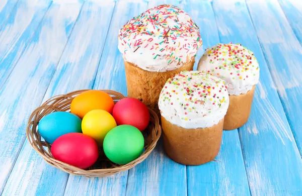 Sweet Easter cakes with colorful eggs on table close-up — Stock Photo, Image