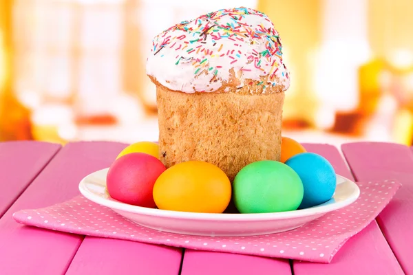 Γλυκά κέικ Πάσχα με πολύχρωμα αυγά στο τραπέζι στην αίθουσα — Φωτογραφία Αρχείου