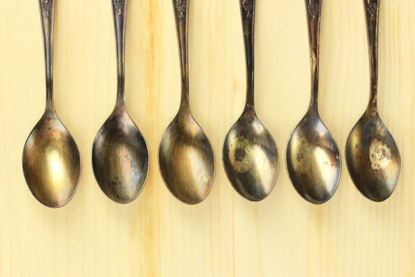 Cucharas de metal vintage en mesa de madera de primer plano — Foto de Stock