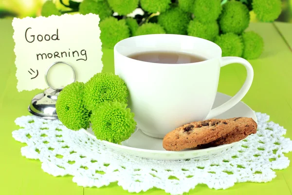 Belo crisântemo verde com xícara de chá na mesa close-up — Fotografia de Stock