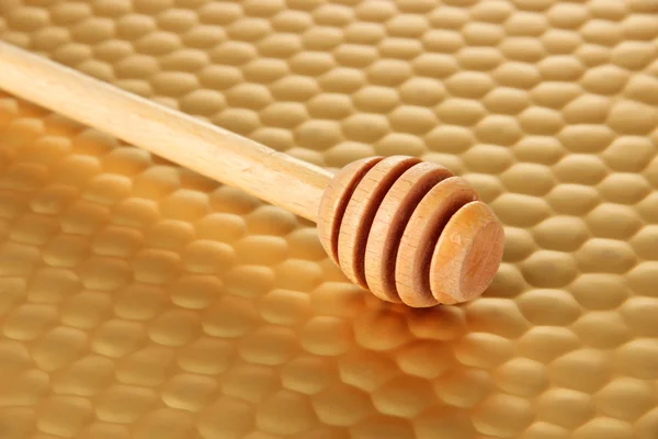 Peine de miel sobre fondo amarillo brillante — Foto de Stock