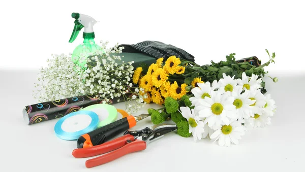 Composición con herramientas floristas aisladas en blanco —  Fotos de Stock
