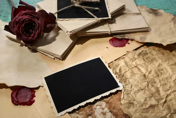 Composizione con vecchie foto vuote, carta, lettere su sfondo di legno a colori — Foto Stock