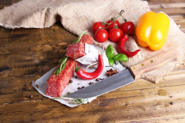 Kiełbasa salami smaczny i przyprawy na drewniane tła — Zdjęcie stockowe