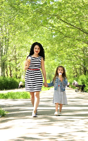 Mãe e filha felizes. Caminhe no parque verde — Fotografia de Stock