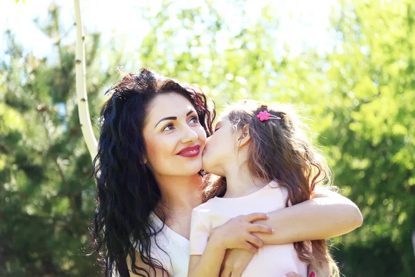 Glad mamma och dotter. promenad i den gröna parken — Stockfoto