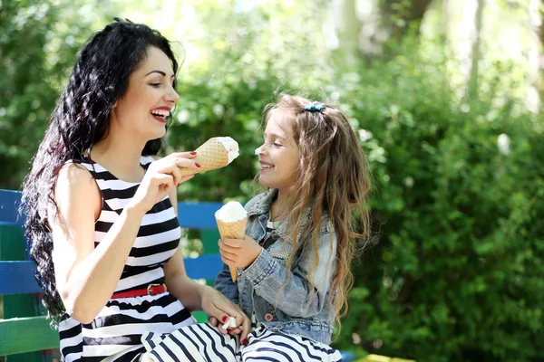 Glückliche Mutter und Tochter. Spaziergang im grünen Park — Stockfoto