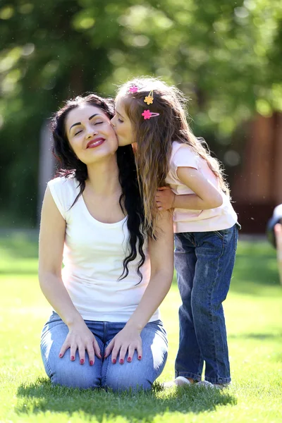 Glad mamma och dotter i den gröna parken — Stockfoto