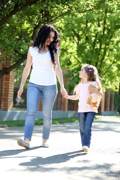 행복 한 엄마와 딸입니다. 녹색 공원에서 산책 — 스톡 사진