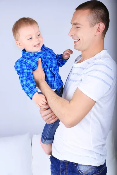 Junger Vater mit kleinem Sohn — Stockfoto