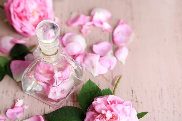 Rosenöl in der Flasche — Stockfoto