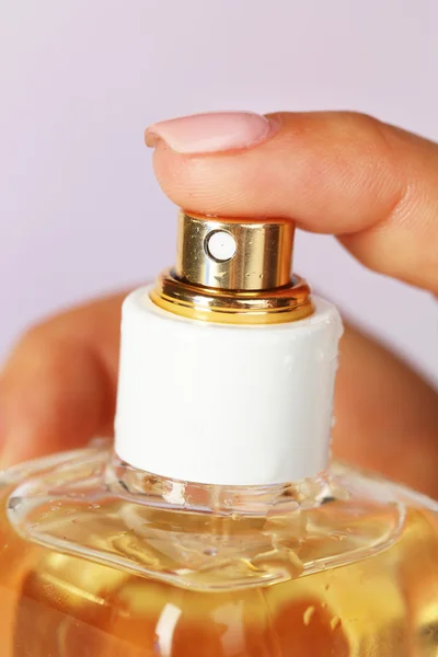 Fles parfum in hand — Stockfoto