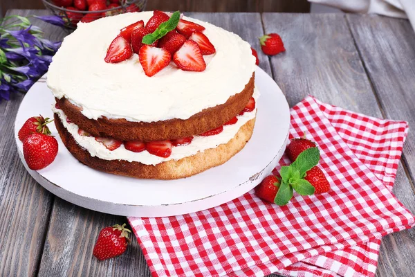 Biscuit cake with strawberries — Stock Photo, Image