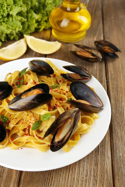 Traditional noodles with mussels — Stock Photo, Image