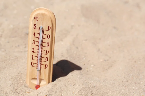 Termometr w gorącym piasku — Zdjęcie stockowe