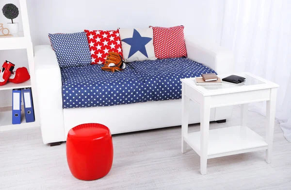Witte Bank met multicolor kussens en plaid in moderne woonkamer — Stockfoto