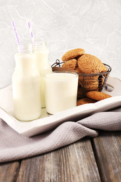 Молоко и печенье на столе — стоковое фото
