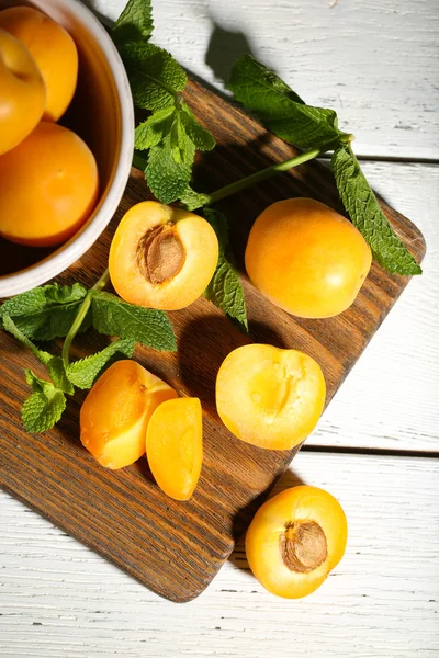 Ripe apricots with green mint — Stock Photo, Image