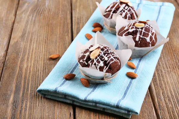 Вкусные кексы с орехами — стоковое фото