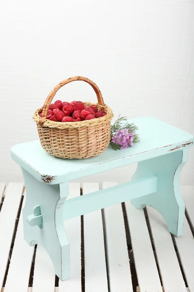 Framboesas frescas no cesto — Fotografia de Stock