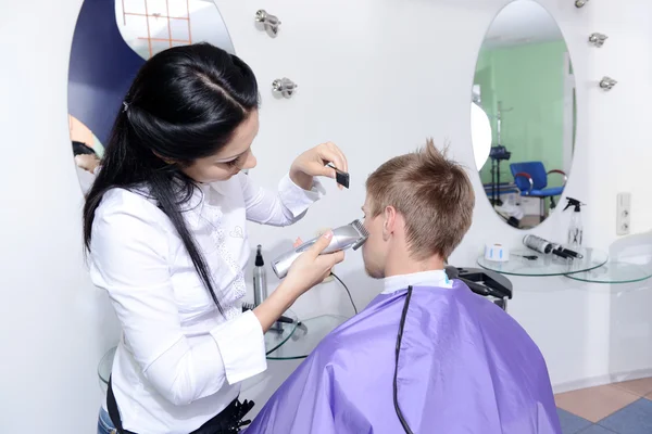 Homme dans le salon de beauté — Photo