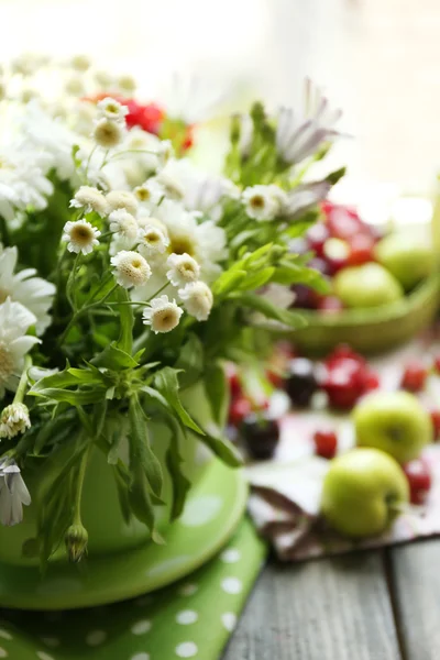 Bodegón con bayas y flores —  Fotos de Stock