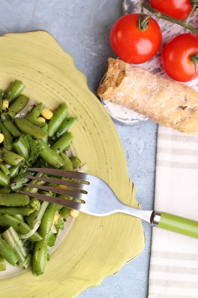 Salada com feijão verde e milho — Fotografia de Stock