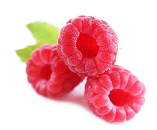 Framboesas doces maduras isoladas em branco — Fotografia de Stock