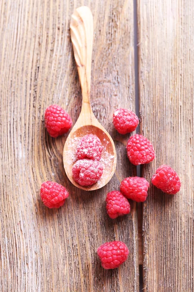 Reife süße Himbeeren im Löffel auf dem Tisch in Großaufnahme — Stockfoto