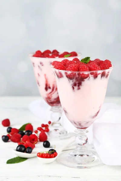 Dessert savoureux à la framboise avec des baies sur table en bois, sur fond clair — Photo