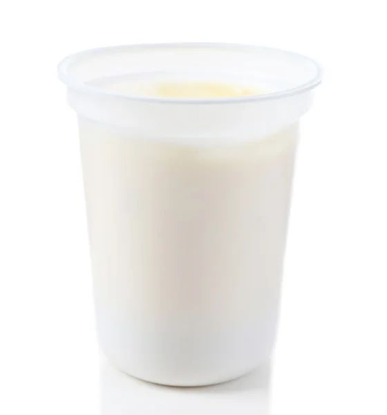 Vidro de iogurte isolado em branco — Fotografia de Stock