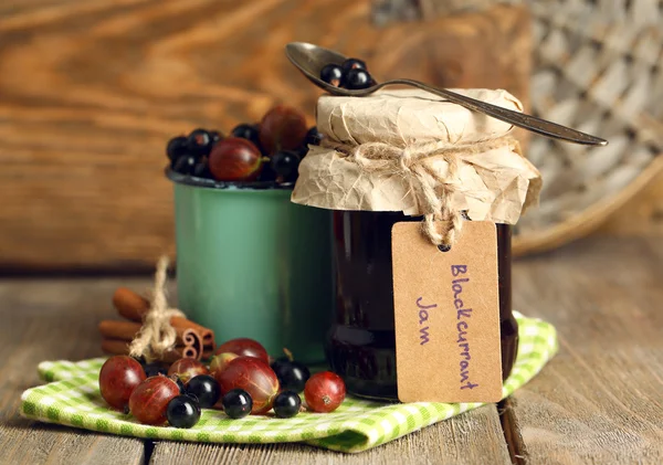 Ripe blackcurrants and gooseberries — Stock Photo, Image