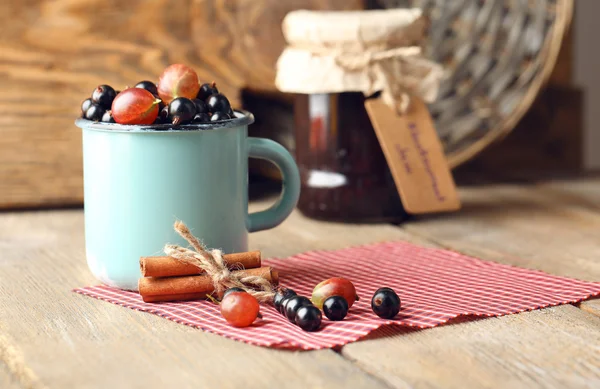 Reife schwarze Johannisbeeren und Stachelbeeren — Stockfoto