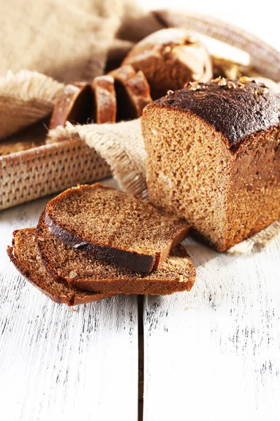 Vers brood op tafel — Stockfoto