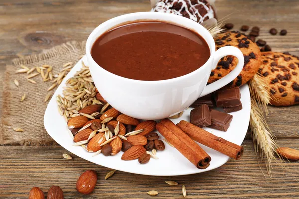 Kubek gorącej czekolady na stole, bliska — Zdjęcie stockowe