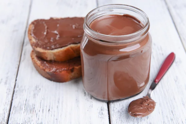 Zoete chocolade crème in pot op tabel close-up — Stockfoto
