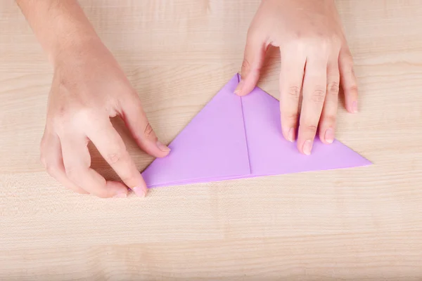 Руки делают фигурку оригами — стоковое фото